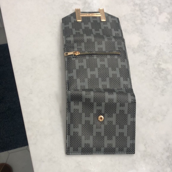 Halston compact wallet in beautiful box - Picture 6 of 8